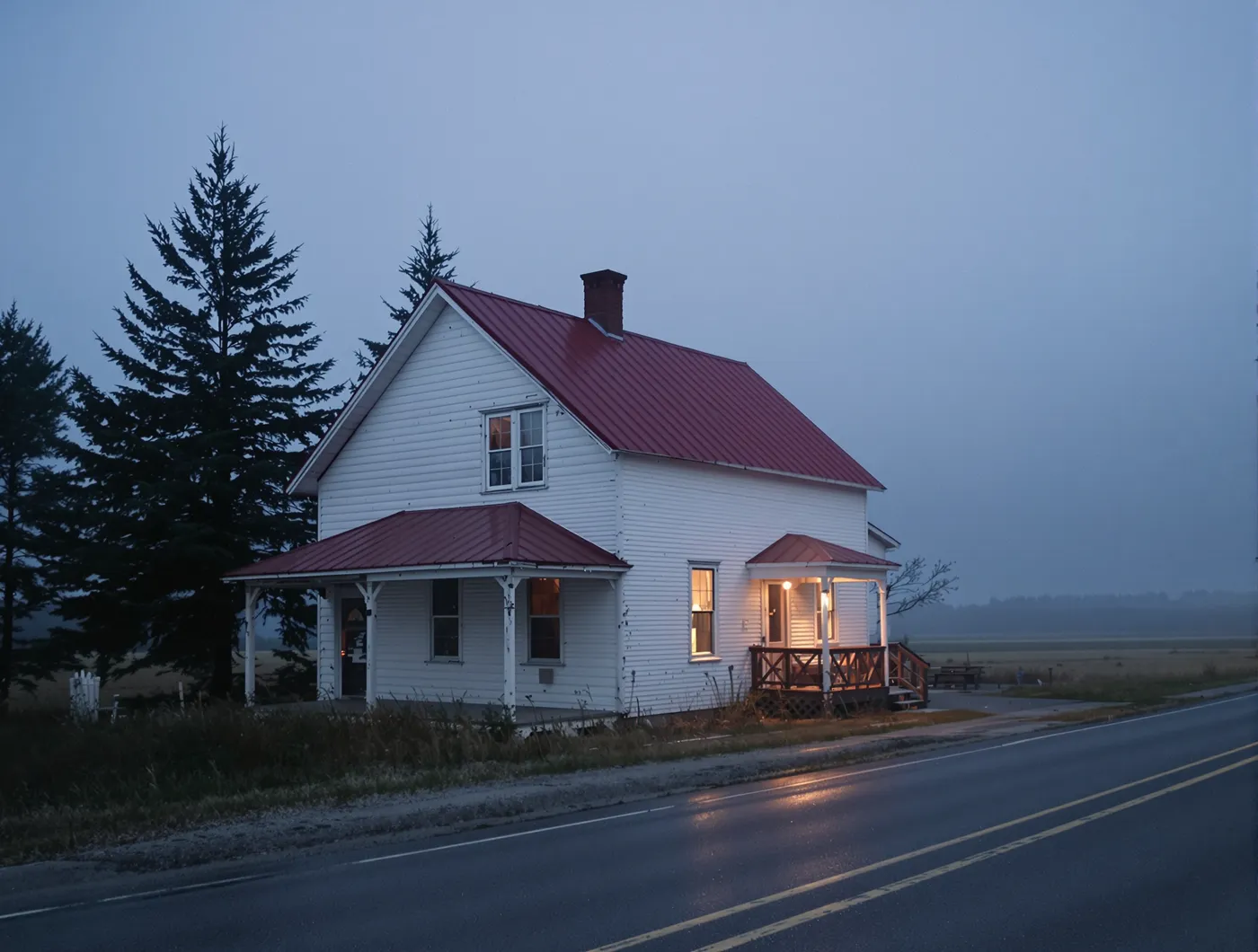 Maison de ferme blanche au toit rouge